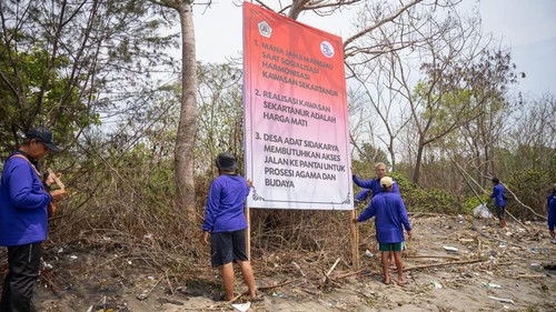 Warga Desa Adat Sidakarya menggelar aksi protes akibat belum terealisasi akses menuju Pantai Sidakarya yang tertutup hutan mangrove.
