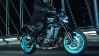 Tenaga mesin itu disalurkan ke roda belakang melalui penggerak rantai, dengan gearbox enam kecepatan dengan assist dan slipper clutch, yang sudah dilengkapi quickshifter naik-turun. Yamaha memasukkan kisi-kisi akustik ke dalam tangki bahan bakar yang didesain ulang untuk menonjolkan suara frekuensi tinggi saat kecepatan tinggi. Foto: Dok. Yamaha