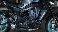 Secara mesin, jantung pacu yang diusung MT-09 terbaru masih sama dengan pendahulunya, dengan 890 cc Crossplane CP3 inline-triple yang memenuhi standar regulasi EU5+ dan menghasilkan tenaga 117 dk pada 11.000 rpm dan torsi 93 Nm pada 7.000 rpm. Foto: Dok. Yamaha