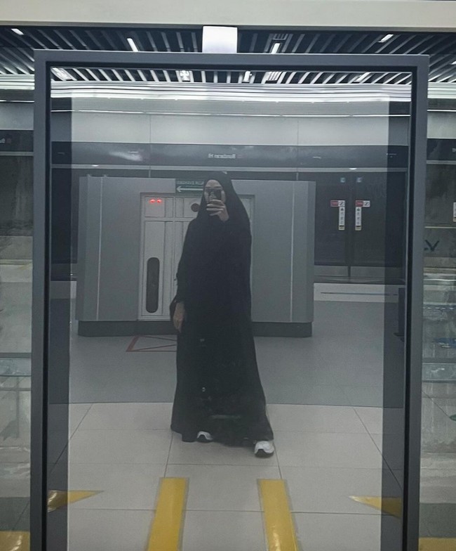 Istri sutradara Hanung Bramantyo ini mengaku jalan kaki dari Gambir ke stasiun MRT Plaza Indonesia. Untuk aksi ini, Zaskia mengenakan busana syari berupa abaya yang dipadu kerudung hitam. Foto: Instagram/@zaskiadyamecca