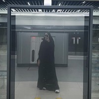 Istri sutradara Hanung Bramantyo ini mengaku jalan kaki dari Gambir ke stasiun MRT Plaza Indonesia. Untuk aksi ini, Zaskia mengenakan busana syari berupa abaya yang dipadu kerudung hitam. Foto: Instagram/@zaskiadyamecca