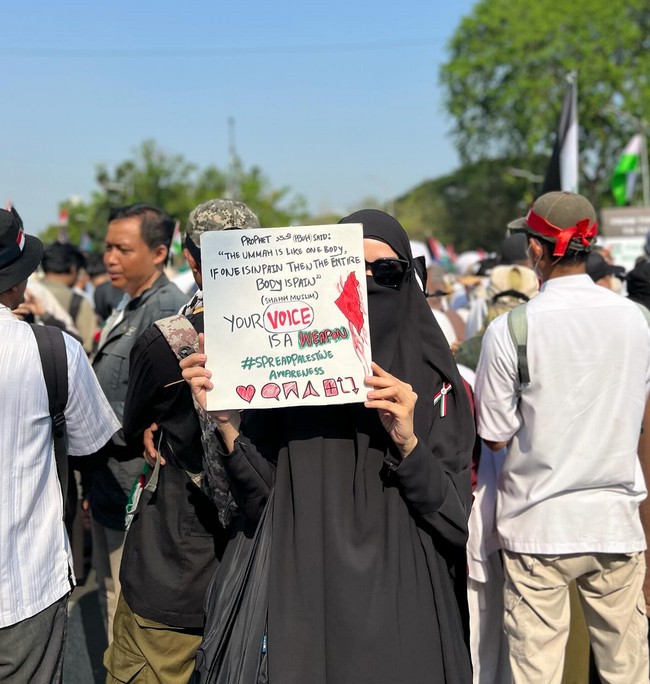 Saat melakukan aksi damai, ibu lima anak ini juga mengenakan cadar sambil membawa poster Bela Palestina. Untuk melindungi matanya dari sinar matahari, Zaskia tak lupa memakai kacamata hitam. Foto: Instagram/@zaskiadyamecca