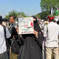 Saat melakukan aksi damai, ibu lima anak ini juga mengenakan cadar sambil membawa poster Bela Palestina. Untuk melindungi matanya dari sinar matahari, Zaskia tak lupa memakai kacamata hitam. Foto: Instagram/@zaskiadyamecca