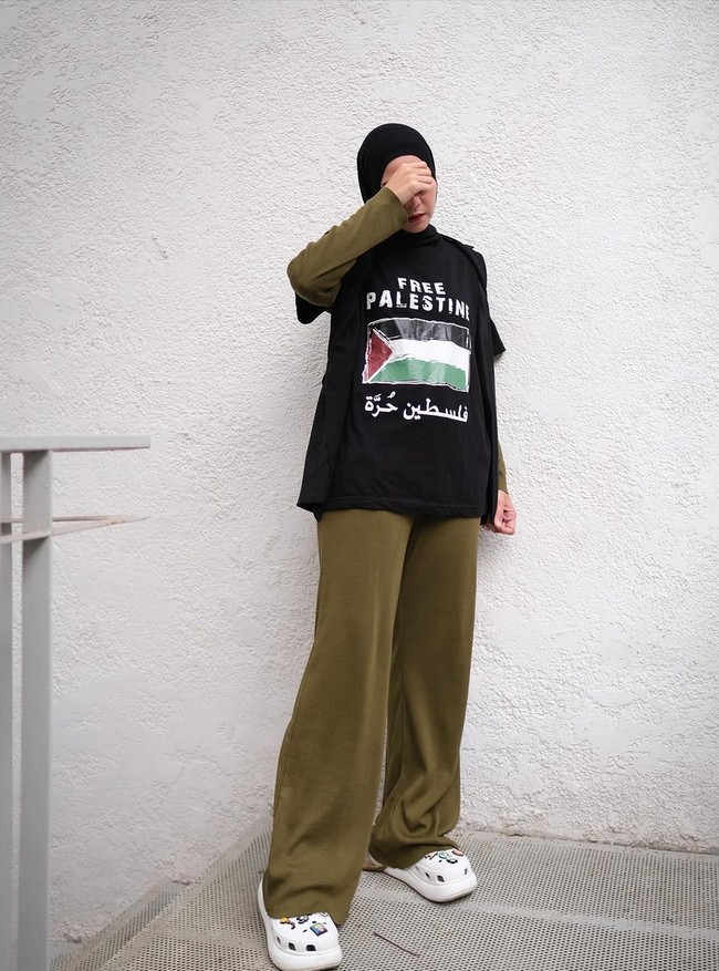 Zaskia beberapa kali menunjukkan dukungannya untuk Palestina dengan mengenakan kaus bertema Palestina. Salah satunya, dia memadukan kaus hitam bertulisan Free Palestine dan gambar bendera Palestina dengan manset serta celana kulot warna olive. Foto: Instagram/@zaskiadyamecca