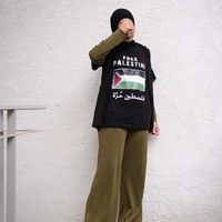 Zaskia beberapa kali menunjukkan dukungannya untuk Palestina dengan mengenakan kaus bertema Palestina. Salah satunya, dia memadukan kaus hitam bertulisan Free Palestine dan gambar bendera Palestina dengan manset serta celana kulot warna olive. Foto: Instagram/@zaskiadyamecca