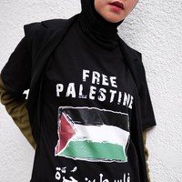 Belakangan ku ga lagi jualan kaos. Jajan aja di ecomm nyari2… lagi rajin ku pakai buat statement & ingetin orang2 akan kebebasan Palestine yang dirindukan kami smua.. tulisnya pada caption foto. Foto: Instagram/@zaskiadyamecca
