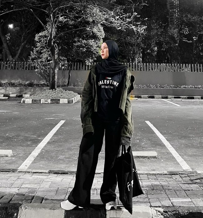 Gaya bela Palestina juga ditunjukkan Zaskia dengan kaus hitam bertulisan Palestine Will Be Free. Kaus itu dia padukan dengan celana panjang, jaket dan sneakers. Foto: Instagram/@zaskiadyamecca