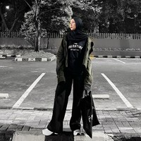 Gaya bela Palestina juga ditunjukkan Zaskia dengan kaus hitam bertulisan Palestine Will Be Free. Kaus itu dia padukan dengan celana panjang, jaket dan sneakers. Foto: Instagram/@zaskiadyamecca