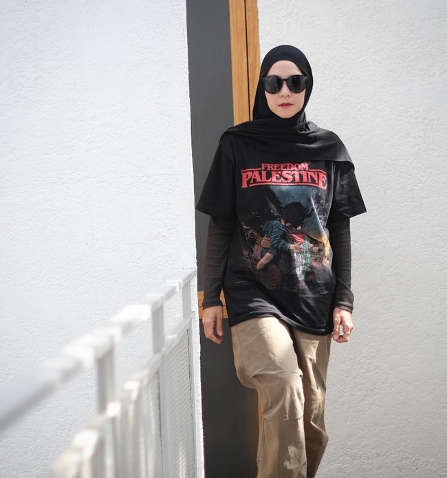 Kaus Freedom Palestine kembali jadi pernyataan gaya Zaskia yang berkomitmen selalu membela dan mendukung kemerdekaan Palestina. Kali ini dia memadukan kaus dengan manser hitam dan celana chino. Foto: Instagram/@zaskiadyamecca