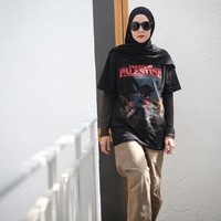 Kaus Freedom Palestine kembali jadi pernyataan gaya Zaskia yang berkomitmen selalu membela dan mendukung kemerdekaan Palestina. Kali ini dia memadukan kaus dengan manser hitam dan celana chino. Foto: Instagram/@zaskiadyamecca