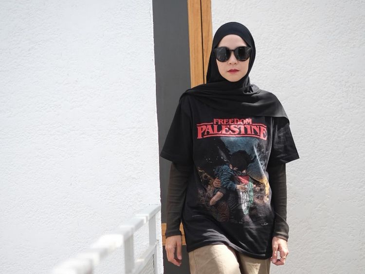 7 Pernyataan Gaya Zaskia Adya Mecca Bela Palestina, Pakai Abaya Hingga Kaus