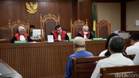Jaksa KPK mengatakan 10 pegawai ESDM itu juga memperkaya diri sendiri. Jaksa menuturkan para terdakwa memanipulasi jumlah tunjangan kinerja bulanan yang diterima dengan cara menaikkan jumlah tunjangan kinerja dari yang seharusnya diterima.