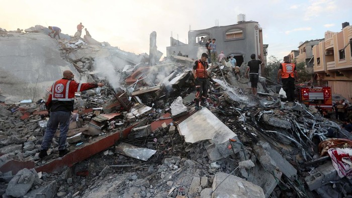18 Ribu Ton Bom Telah Dijatuhkan ke Gaza, Lebih Dahsyat dari Hiroshima A man reacts as Palestinians search for casualties a day after Israeli strikes on houses in Jabalia refugee camp in the northern Gaza Strip, November 1, 2023. REUTERS/Mohammed Al-Masri
TPX IMAGES OF THE DAY