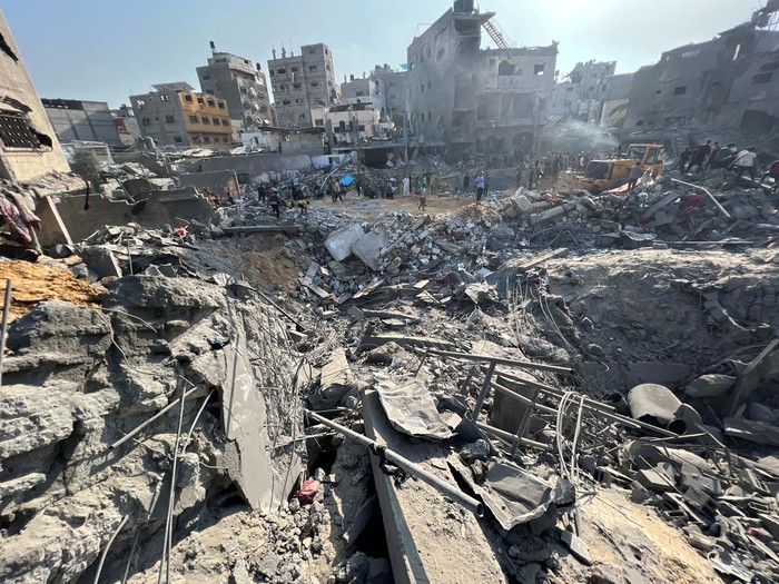 A man reacts as Palestinians search for casualties a day after Israeli strikes on houses in Jabalia refugee camp in the northern Gaza Strip, November 1, 2023. REUTERS/Mohammed Al-Masri
     TPX IMAGES OF THE DAY