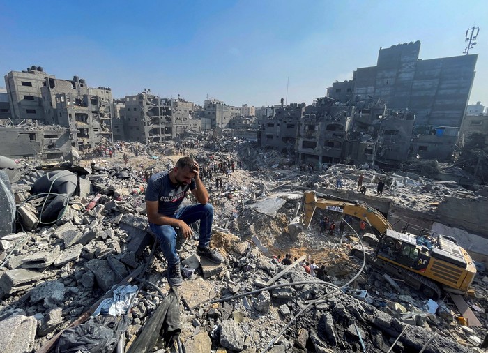 A man reacts as Palestinians search for casualties a day after Israeli strikes on houses in Jabalia refugee camp in the northern Gaza Strip, November 1, 2023. REUTERS/Mohammed Al-Masri
     TPX IMAGES OF THE DAY