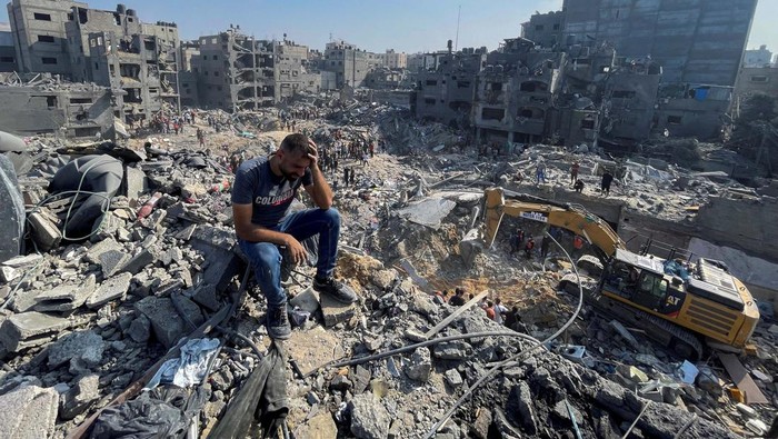 A man reacts as Palestinians search for casualties a day after Israeli strikes on houses in Jabalia refugee camp in the northern Gaza Strip, November 1, 2023. REUTERS/Mohammed Al-Masri
     TPX IMAGES OF THE DAY