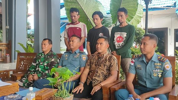3 perompak yang diselamatkan Basarnas dan dipulangkan ke Karimun saat ditangkap Lanal TBK. (Istimewa)