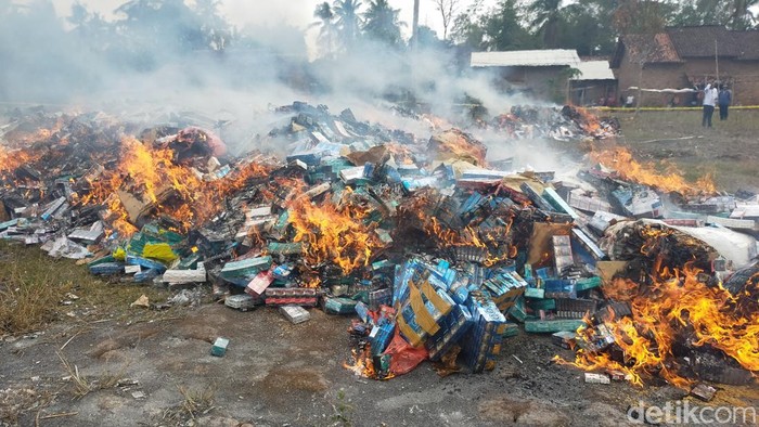 7 juta batang rokok ilegal dimusnahkan Bea Cukai di Lampung.