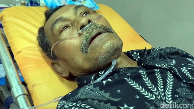 Abah Aja, selamat setelah tertimbun 1,5 jam.