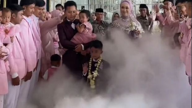 Acara khitanan rasa pernikahan, viral di TikTok. Kedua orang tua mengenakan busana bak pengantin. Lokasi pun penuh dengan dekorasi serba rustic dan ada pelaminan yang mewah.