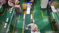 Penampakan pekerja saat melakukan proses packing salah satu produk di PT Ajinomoto Indonesia.