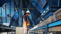 Salah satu karyawan PT Ajinomoto Indonesia saat mengawasi mesin Boiler yang bebahan bakar Biomassa.