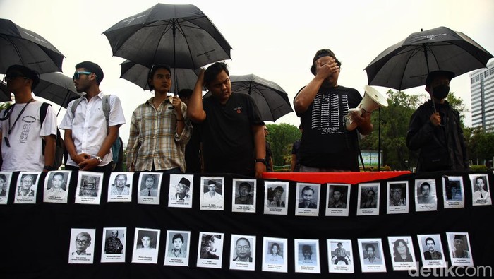 AKSI KAMISAN KE-793 TUNTUT PEMBERANTASAN KKN Para aktivis yang tergabung dalam Jaringan Solidaritas Korban untuk Keadilan (JSKK) melakukan Aksi Kamisan ke-793 di seberang Istana Merdeka, Jakarta, Kamis (2/11/2023). Dalam aksi tersebut, mereka mendesak presiden menghentikan upaya cawe-cawe dalam proses dan tahapan Pemilu 2024. Selain itu, mereka mendesak pemerintah untuk berkomitman terhadap demokrasi dan agenda reformasi dengan menghentikan segala bentuk KKN (Korupsi Kolusi dan Nepotisme) serta menjamin penegakan hukum dan HAM sesuai koridor konstitusi. Aksi ini dilakukan saban Kamis sore di depan istana sejak 18 Januari 2007.