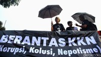 Aktivis JSKK melakukan Aksi Kamisan ke-793 di seberang Istana Merdeka, Jakarta.  