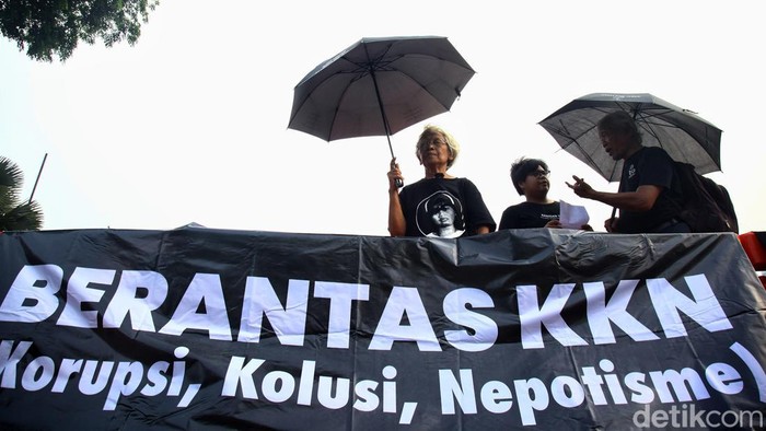 Para aktivis yang tergabung dalam Jaringan Solidaritas Korban untuk Keadilan (JSKK) melakukan Aksi Kamisan ke-793 di seberang Istana Merdeka, Jakarta, Kamis (2/11/2023). Dalam aksi tersebut, mereka mendesak presiden menghentikan upaya cawe-cawe dalam proses dan tahapan Pemilu 2024. Selain itu, mereka mendesak pemerintah untuk berkomitman terhadap demokrasi dan agenda reformasi dengan menghentikan segala bentuk KKN (Korupsi Kolusi dan Nepotisme) serta menjamin penegakan hukum dan HAM sesuai koridor konstitusi. Aksi ini dilakukan saban Kamis sore di depan istana sejak 18 Januari 2007.