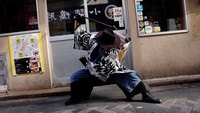 Gomihiroi Samurai telah menarik banyak penggemar sejak dibentuk pada tahun 2006, dengan hampir 800.000 pengikut di platform berbagi video TikTok.