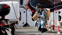 Meskipun Jepang terkenal karena kebersihannya, gambaran tersebut tidak sepenuhnya benar, ujar Naka, seorang samurai pemulung selama tujuh tahun, ketika ia mengumpulkan kaleng bir kosong, botol plastik, dan puntung rokok di sebuah distrik yang terkenal dengan kehidupan malamnya.  