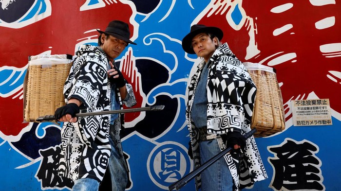 Aksi Samurai Pemulung Bersihkan Jalanan Tokyo Usai Pesta Halloween Keisuke Naka and Ikki Goto, members of Gomihiroi Samurai (trash-picking samurai) clad in denim yukata, poses for a photograph as they pick up trash on the street of Ikebukuro in the morning after Halloween in Tokyo, Japan November 1, 2023. REUTERS/Issei Kato