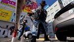 Aksi Samurai Pemulung Bersihkan Jalanan Tokyo Usai Pesta Halloween