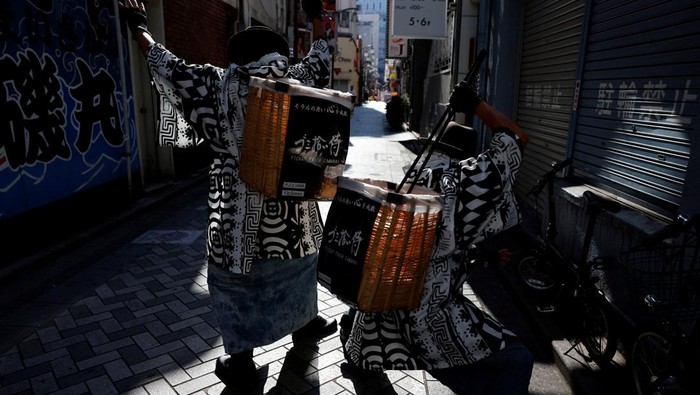 Aksi Samurai Pemulung Bersihkan Jalanan Tokyo Usai Pesta Halloween Keisuke Naka and Ikki Goto, members of Gomihiroi Samurai (trash-picking samurai) clad in denim yukata, poses for a photograph as they pick up trash on the street of Ikebukuro in the morning after Halloween in Tokyo, Japan November 1, 2023. REUTERS/Issei Kato