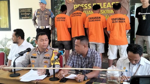 Wakapolres Manggarai Barat Kompol Budi Guna Putra memperlihatkan kayu yang di ujungnya terdapat tali nilon biru sebagai alat jerat anak komodo di Pulau Rinca, Taman Nasional Komodo, saat konferensi pers di Polres Manggararai Barat, Rabu (1/11/2023).