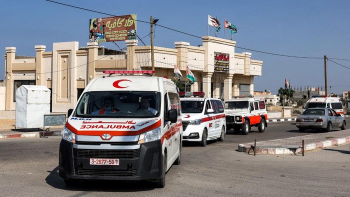 Palestinian health ministry ambulances arrive outside the Rafah border crossing in the southern Gaza Strip before crossing into Egypt on November 1, 2023. Scores of foreign passport holders trapped in Gaza started leaving the war-torn Palestinian territory on November 1 when the Rafah crossing to Egypt was opened up for the first time since the October 7 Hamas attacks on Israel, according to AFP correspondents. (Photo by Mohammed ABED / AFP)