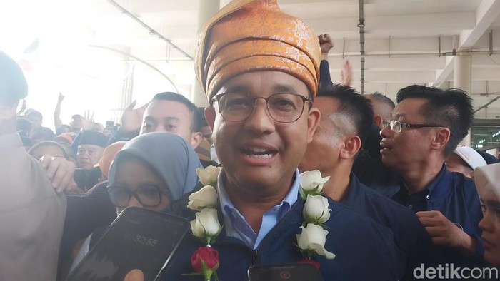 Anies Baswedan saat berada di Bandara Kulanamu. (Finta Rahyuni/detikSumut)