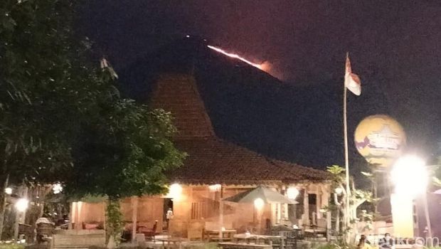 Api di Gunung Penanggungan yang tampak membara dari kawasan Krembung, Sidoarjo.