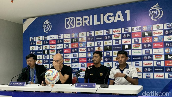 Konferensi pers seusai laga Arema FC melawan Dewa United di Gianyar, Kamis (2/11/2023).