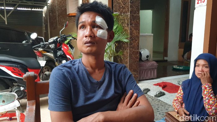 Arif Gunawan, office boy kafe biliar di Jalan Sei Belutu, Kota Medan, yang dianiaya tiga pria. (Goklas Wisely/detikSumut)