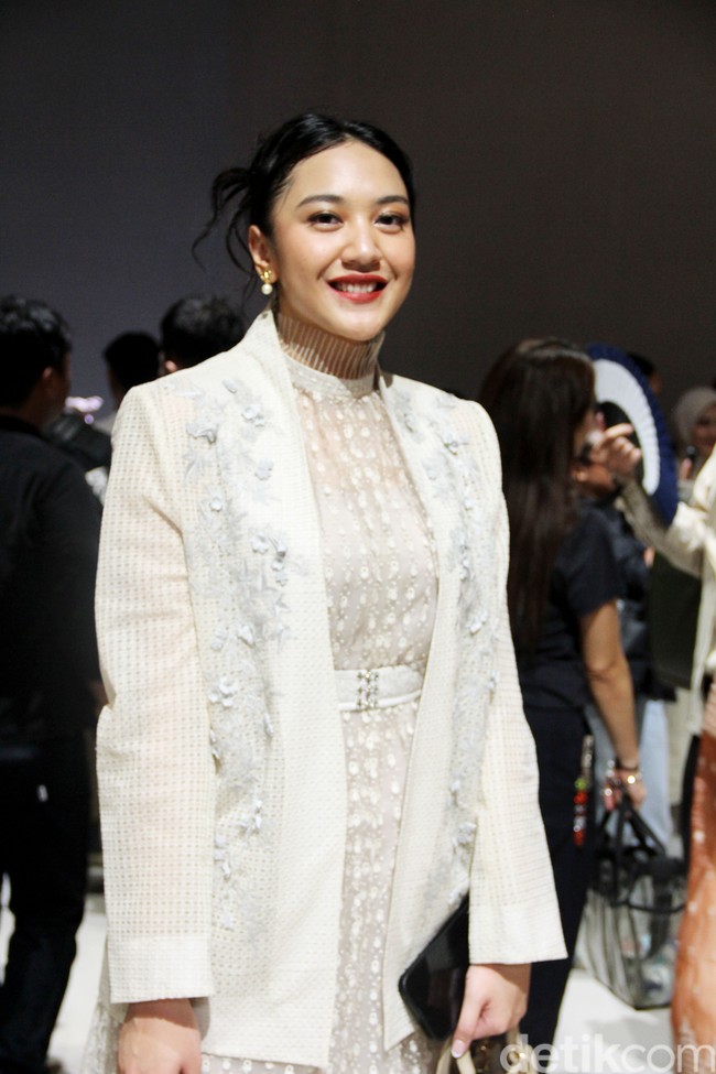 Maudy tak datang sendiri, ia ditemani sang sahabat, pengusaha muda Putri Tanjung. Gaun berkerah tinggi berbungkus blazer menjadi andalannya. (Foto: Mohammad Abduh/detikcom)