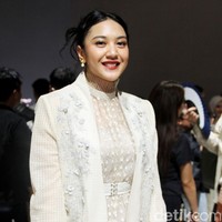 Maudy tak datang sendiri, ia ditemani sang sahabat, pengusaha muda Putri Tanjung. Gaun berkerah tinggi berbungkus blazer menjadi andalannya. (Foto: Mohammad Abduh/detikcom)