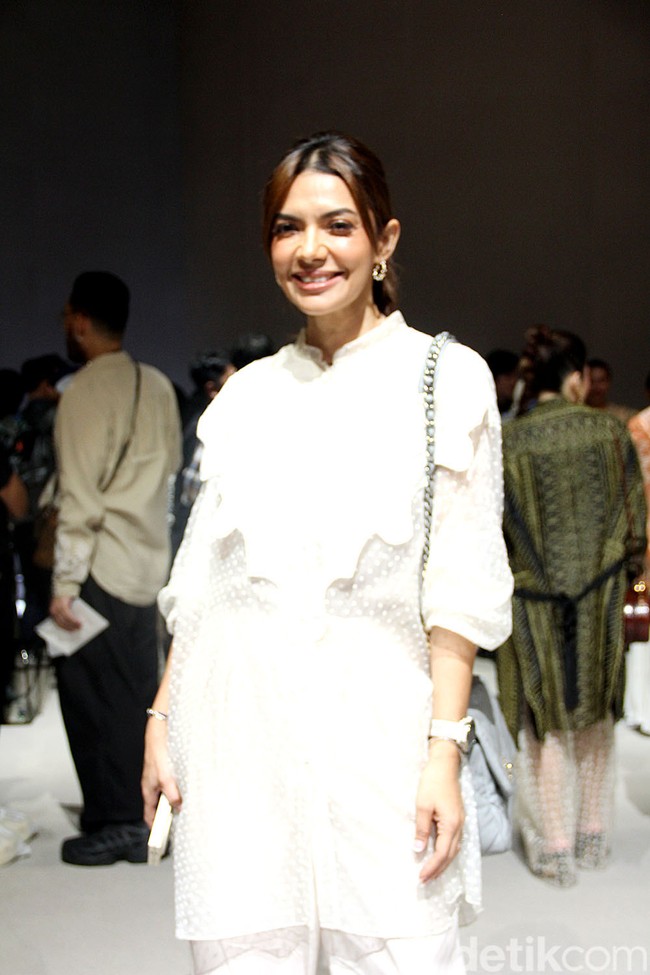 Jurnalis dan presenter Najwa Shihab juga tak melewatkan perhelatan ini. Gayanya pun tak kalah memukau dengan tunik yang dipermanis detail bordiran dan celana lebar. (Foto: Mohammad Abduh/detikcom)