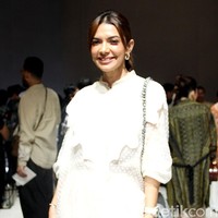 Jurnalis dan presenter Najwa Shihab juga tak melewatkan perhelatan ini. Gayanya pun tak kalah memukau dengan tunik yang dipermanis detail bordiran dan celana lebar. (Foto: Mohammad Abduh/detikcom)