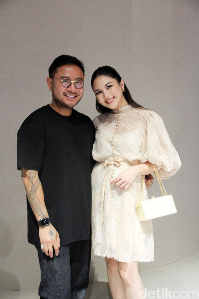 Berbadan dua tak menghalangi Jessica Mila memberikan gaya terbaiknya. Ia bersolek dengan mini dress yang dipermanis aksen pita sebagai sabuk. (Foto: Mohammad Abduh/detikcom)