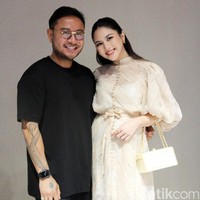 Berbadan dua tak menghalangi Jessica Mila memberikan gaya terbaiknya. Ia bersolek dengan mini dress yang dipermanis aksen pita sebagai sabuk. (Foto: Mohammad Abduh/detikcom)