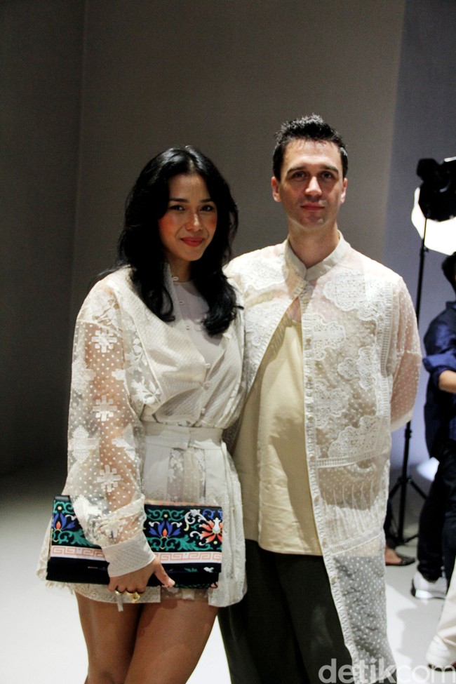 Adinia Wirasti dan suami, Michael Wahr, pun tak absen. Keduanya muncul dengan tampilan his and hers keluaran Sapto. (Foto: Mohammad Abduh/detikcom)
