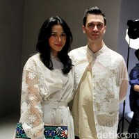 Adinia Wirasti dan suami, Michael Wahr, pun tak absen. Keduanya muncul dengan tampilan his and hers keluaran Sapto. (Foto: Mohammad Abduh/detikcom)