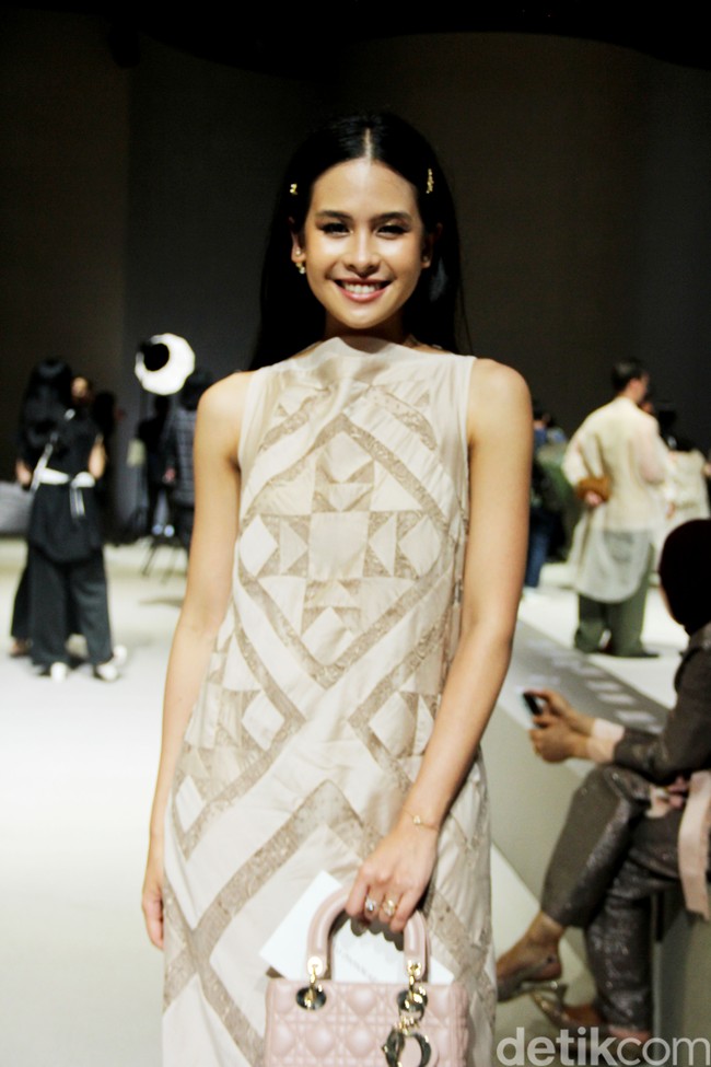 Aktris Maudy Ayunda muncul dalam balutan column dress motif geometris dari patchwork berwarna beige di peragaan yang berlangsung di area air mancur Plaza Senayan, Jakarta, Selasa (31/10/2023), tersebut. Gaun tersebut senada dengan koleksi terbaru Sapto Djojokartiko Spring-Summmer 2024 yang eksis di catwalk. Maudy melengkapi gayanya dengan tas Lady Dior yang semakin mempertegas penampilannya. (Foto: Mohammad Abduh/detikcom)