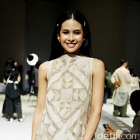 Aktris Maudy Ayunda muncul dalam balutan column dress motif geometris dari patchwork berwarna beige di peragaan yang berlangsung di area air mancur Plaza Senayan, Jakarta, Selasa (31/10/2023), tersebut. Gaun tersebut senada dengan koleksi terbaru Sapto Djojokartiko Spring-Summmer 2024 yang eksis di catwalk. Maudy melengkapi gayanya dengan tas Lady Dior yang semakin mempertegas penampilannya. (Foto: Mohammad Abduh/detikcom)